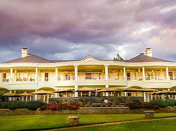 Hemingways Nairobi: Fassade zum Garten hin Hemingways Nairobi: Fassade zum Garten hin