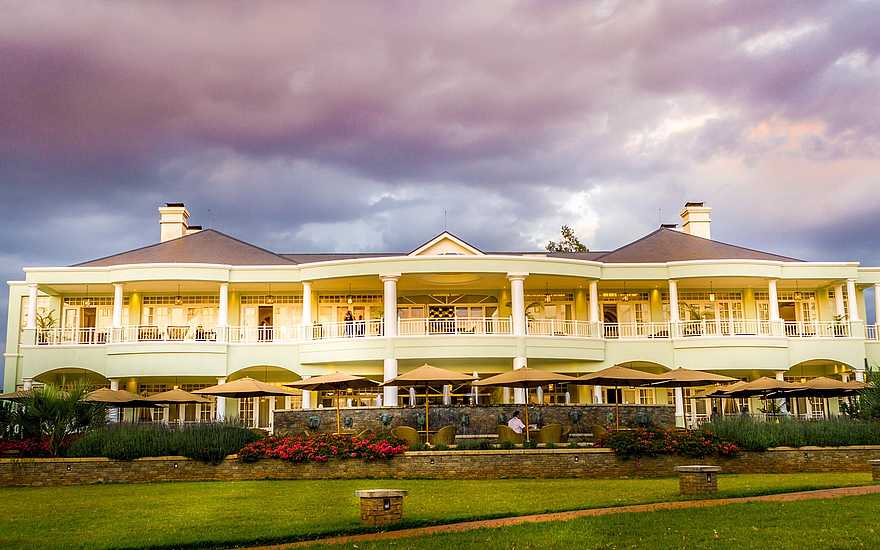 Hemingways Nairobi: Fassade zum Garten hin Hemingways Nairobi: Fassade zum Garten hin