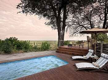 Linyanti Bush Camp: Swimming Pool mit Liegestühlen Linyanti Bush Camp: Swimming Pool mit Liegestühlen