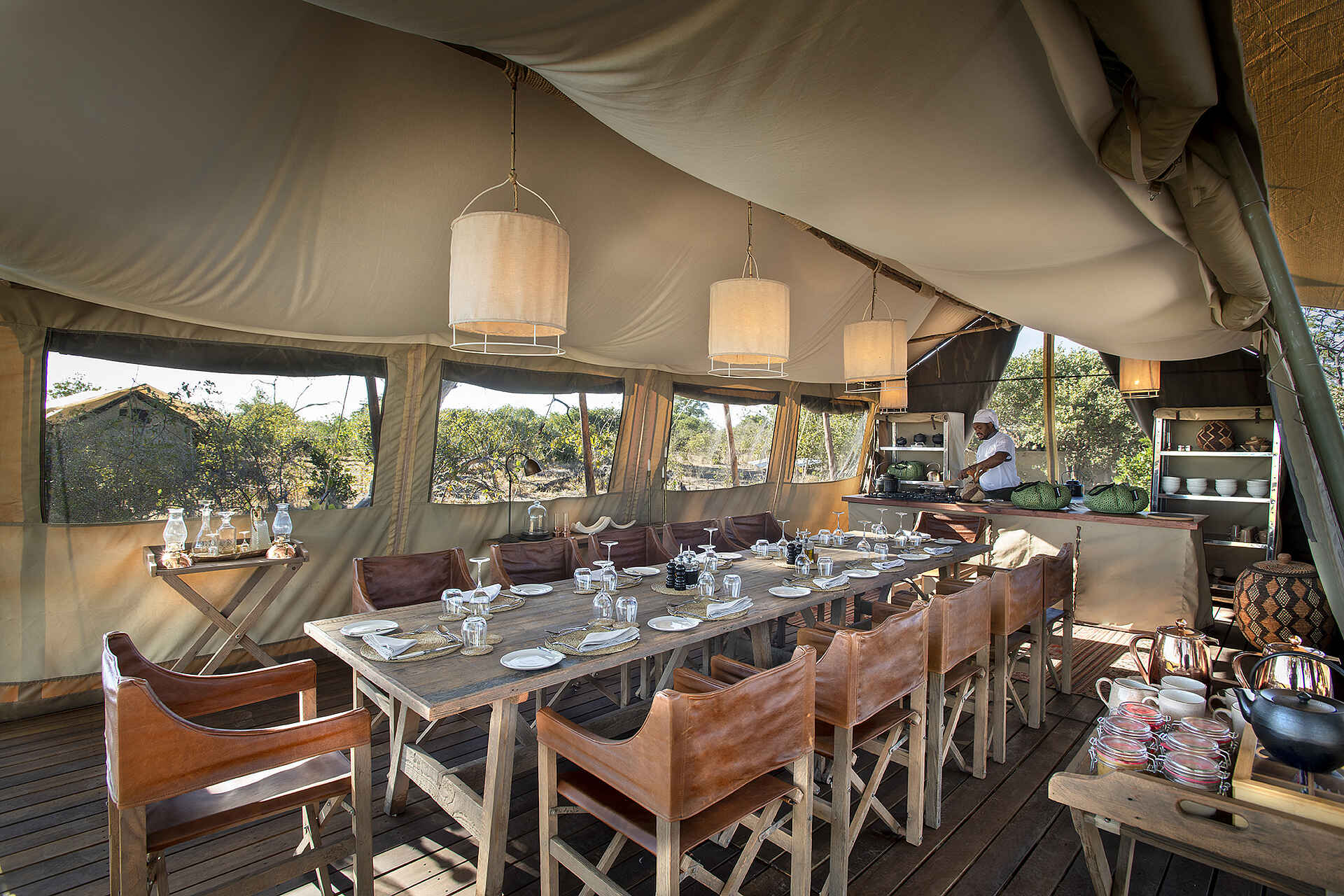 African Bush Camps, Chobe Enclave, Glambing, Linyanti Expeditions, Linyanti Sümpfe, Esstisch, Hauptbereich, Afrikarma, Afrikarma Safaris, Afrikarma Safaris. Wildnis. Hautnah., Afrikarma.de