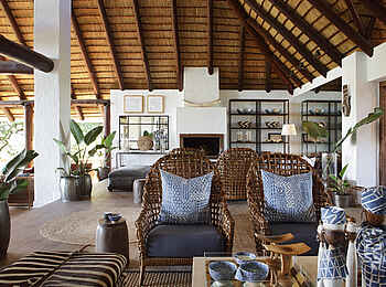 Londolozi Varty Camp: Geräumige Lounge der Mainlodge
