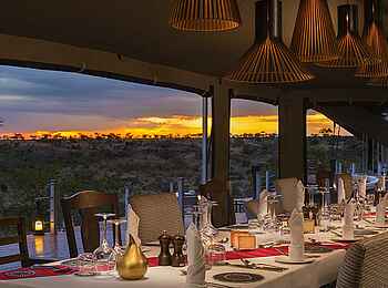 Mahali Mzuri: Abendessen im Zelt bei der Abenddämmerung