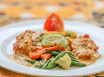 Mahogany Springs Safari Lodge: Tilapia mit frischen Bohnen