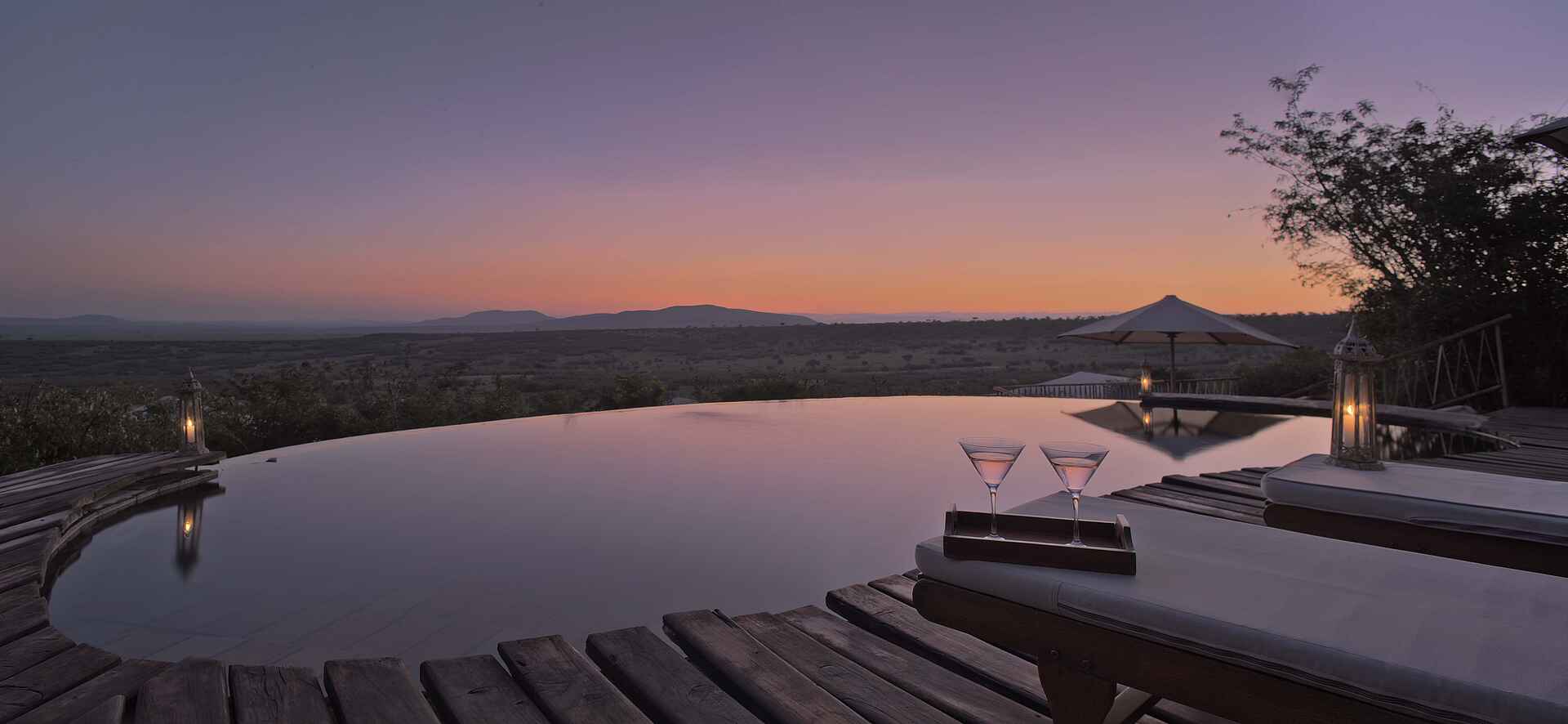 Kenia, Mara Bushtops, Mara Bushtops private Conservancy, Afrikarma Safaris – Wildnis. Hautnah., Anlage, Dämmerung, Pool, Sonnenuntergang, Sundowner, Afrikarma, Afrikarma Safaris, afrikarma.de