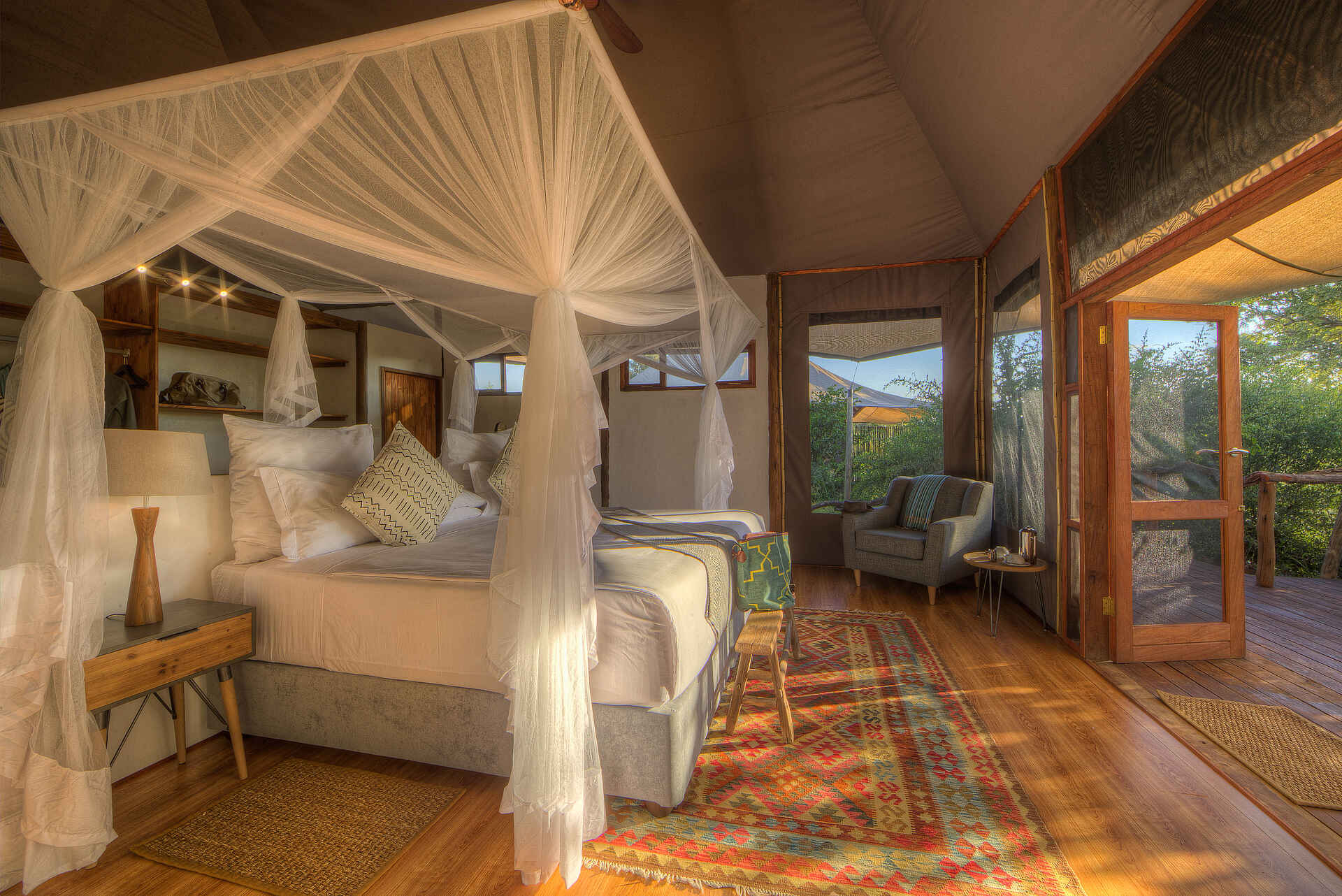 Afrikarma, Afrikarma Safaris, Afrikarma Safaris. Wildnis. Hautnah., Afrikarma.de, Decke, Doppelbett, Fenster, Kissen, Lampe, Nachttisch, Schlafbereich, Teppich, Vorhang