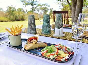 Wildtrack Safaris Eco Lodge: Chicken Wraps und Salat Wildtrack Safaris Eco Lodge: Chicken Wraps und Salat