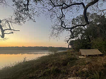 Charlie Ugalla Safari Camp: Sonnenuntergang am Fluß