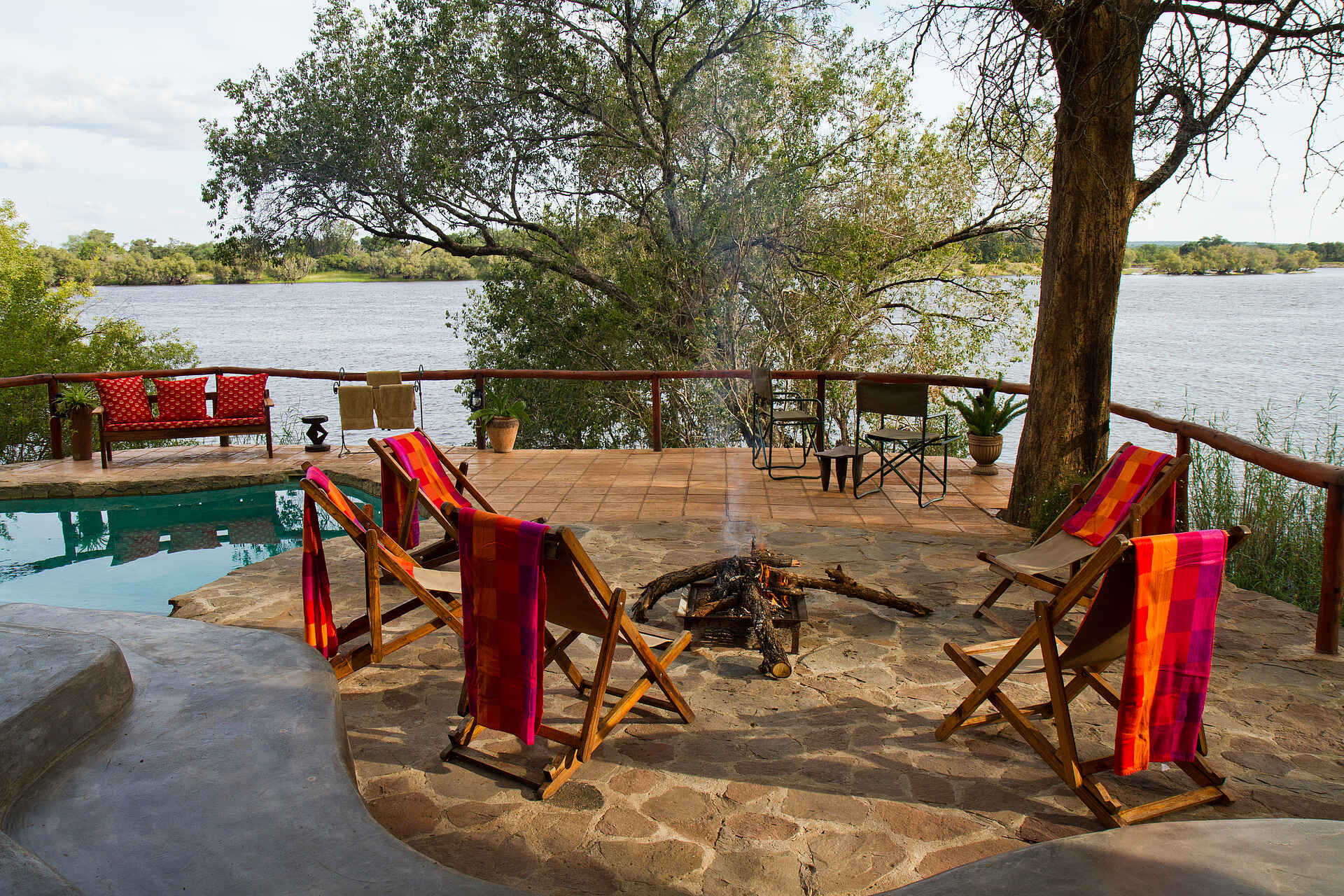 Chundukwa River Lodge, Doug Evans, Gail Kleinschmidt, Reitstall, Viktoriafälle, Flussufer, Lagerfeuer, Liegestuhl, Sambesi, Swimming Pool, Afrikarma, Afrikarma Safaris, Afrikarma Safaris - Wildnis. Hautnah., Afrikarma.de