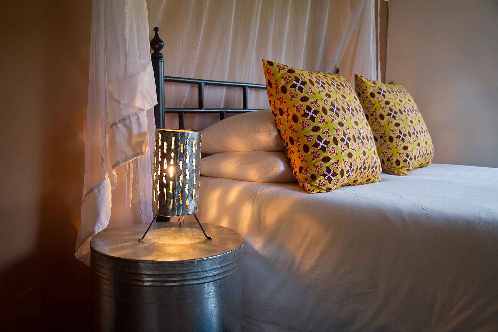 Chundukwa River Lodge: Neben dem Bett Chundukwa River Lodge: Neben dem Bett