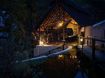 Kasaka River Lodge: Abendbeleuchtung am Hauptgebäude Kasaka River Lodge: Abendbeleuchtung am Hauptgebäude