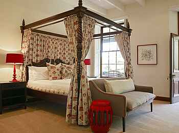 La Cle des Montagnes: Schlafzimmer mit Sitzgelegenheit in der Villa Le Manoir La Cle des Montagnes: Schlafzimmer mit Sitzgelegenheit in der Villa Le Manoir