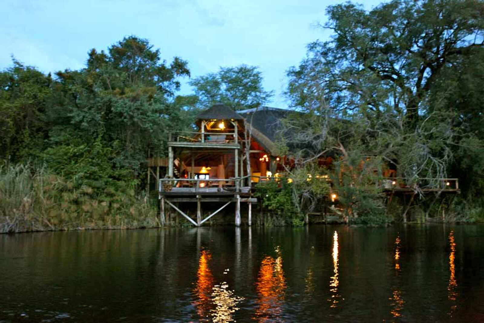 Lianshulu Lodge: Ansicht vom Fluss her Lianshulu Lodge: Ansicht vom Fluss her