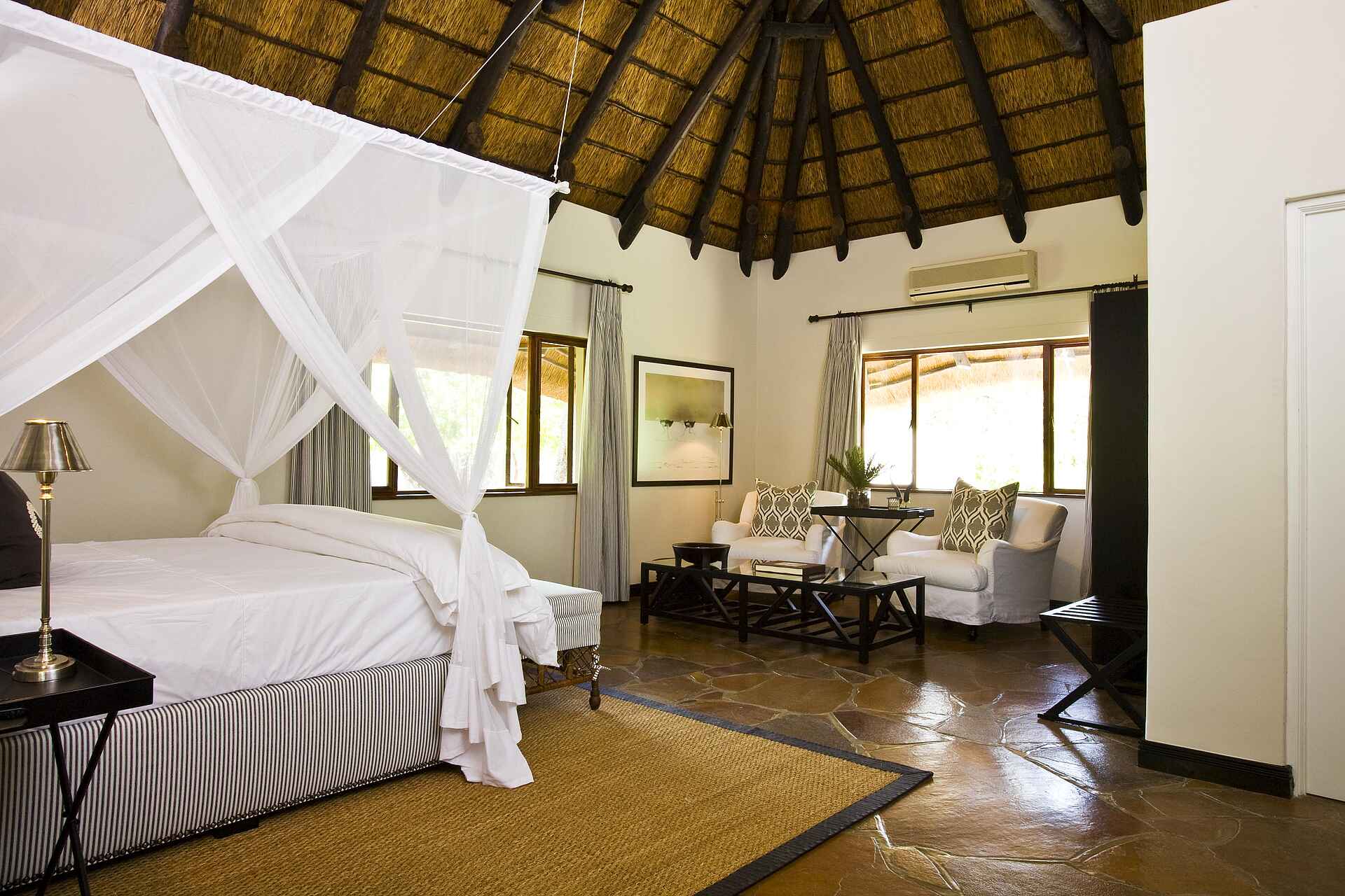 Big Five, Etosha, Etosha Nationalpark, Etosha Pfanne, Komfort, Luxus, Marc Pampe, Mariza Pampe, Mushara, Mushara Collection, Mushara Lodge, Mushara Reserve, Namibia, Natur, Nordnamibia, Pampe Family, Safari, Umwelt, Chalets, Entspannung, Erholung, Schlafzimmer, afrikarma, afrikarma.de