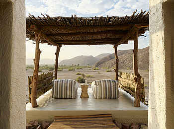 Okahirongo Elephant Lodge: Tagesbett mit schöner Aussicht Okahirongo Elephant Lodge: Tagesbett mit schöner Aussicht