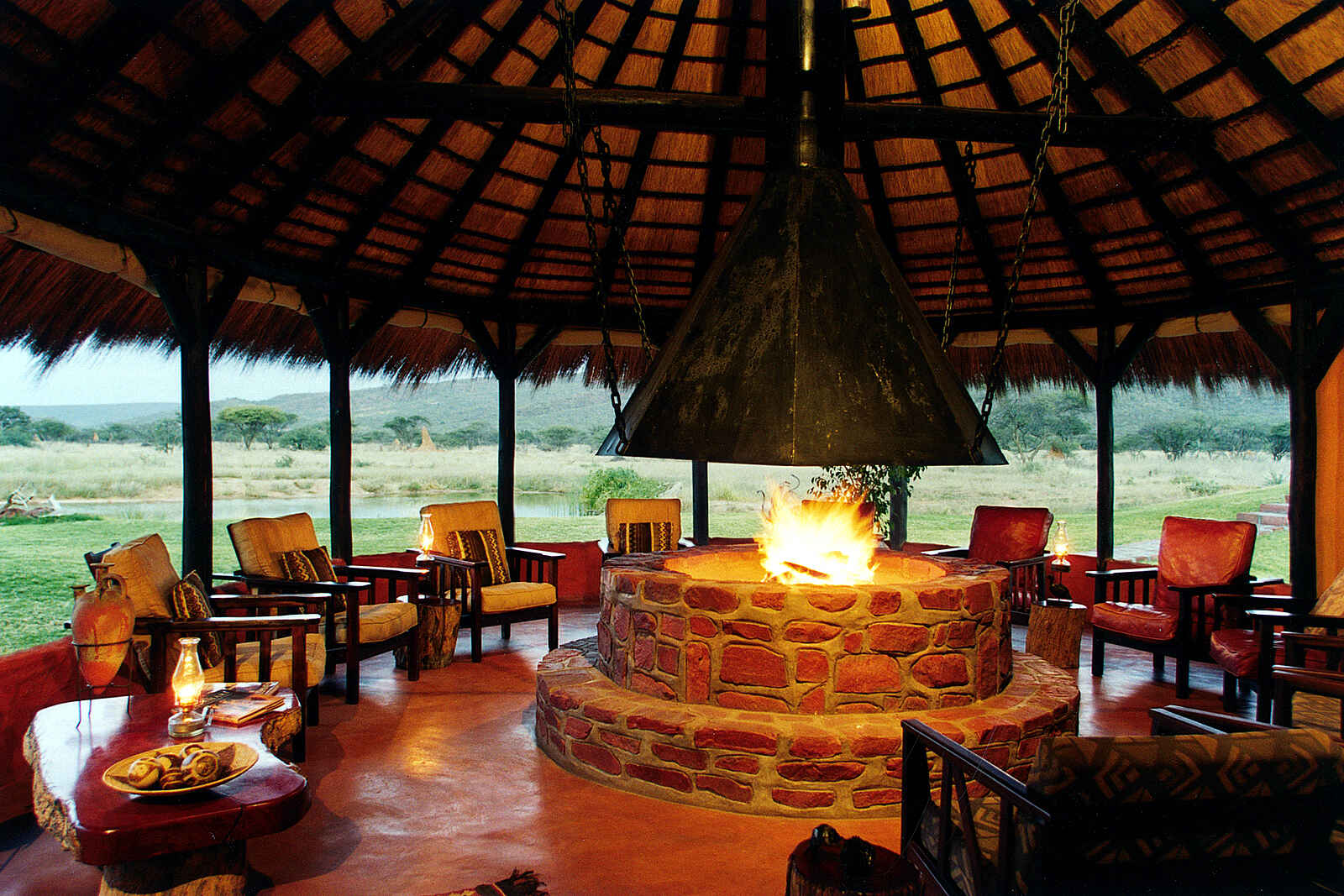 Okonjima Bush Camp: Feuer in der Lounge Okonjima Bush Camp: Feuer in der Lounge