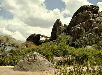 Olduvai Camp: Lage zwischen Felsen