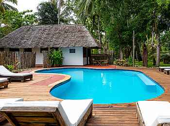 Pole Pole Bungalows: Pool mit Liegen