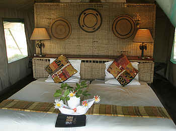 Pom Pom Camp: Geschmücktes Doppelbett Pom Pom Camp: Geschmücktes Doppelbett