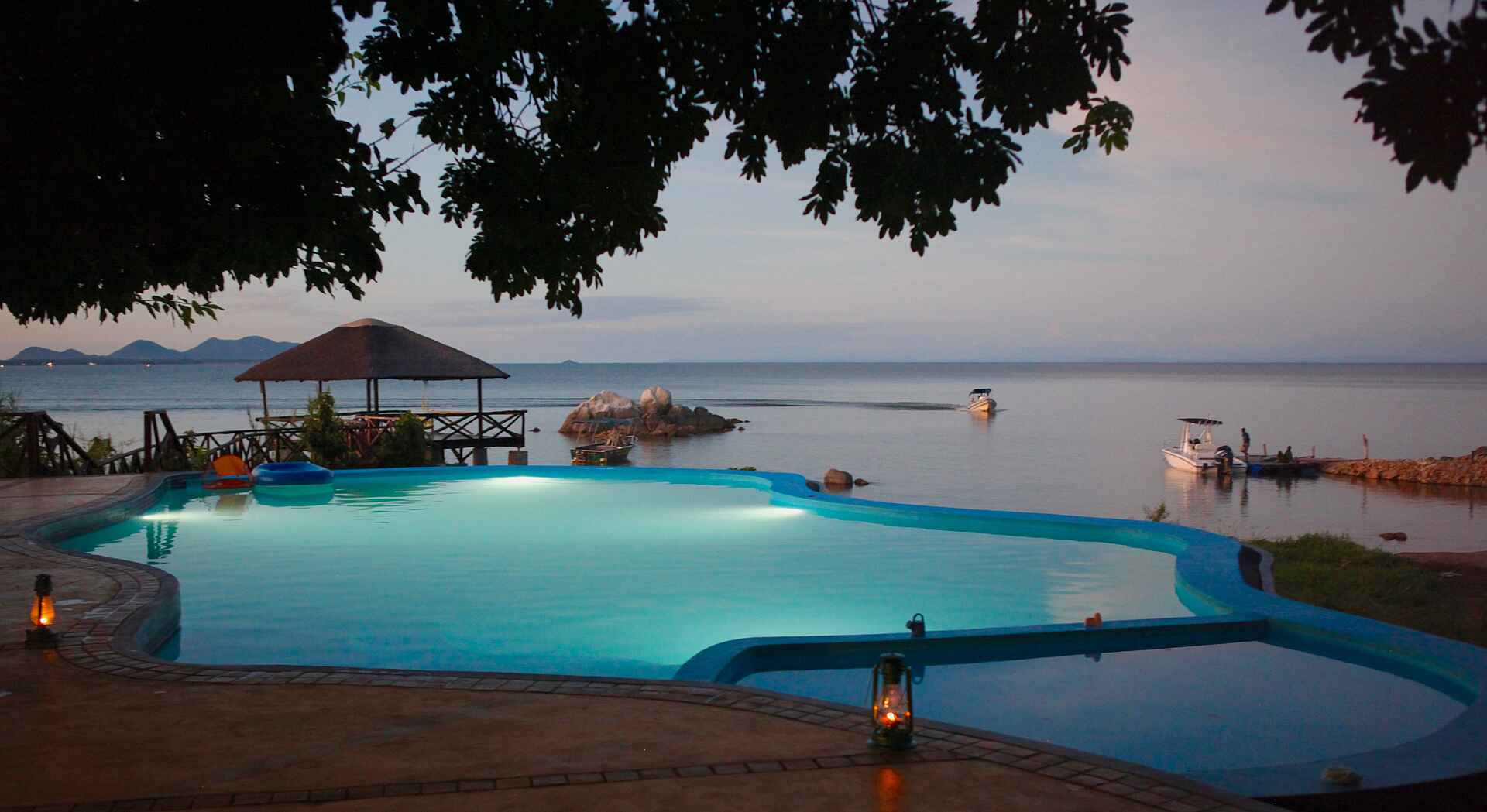 Blue Zebra, Blue Zebra Island Lodge, Lake Malawi, Lake Malawi Nationalpark, Malawi, Malawisee, Marelli Island Archipel, Nankoma, Infinity Pool, Pool, Swimmingpool, Afrikarma, Afrikarma Safaris, Afrikarma Safaris - Wildnis. Hautnah., Afrikarma.de