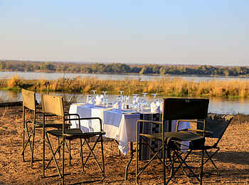 Kutali Flycamp: Lunch am Sambesiufer Kutali Flycamp: Lunch am Sambesiufer