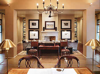 MalaMala Rattrays Camp: Lounge mit Feuerstelle MalaMala Rattrays Camp: Lounge mit Feuerstelle