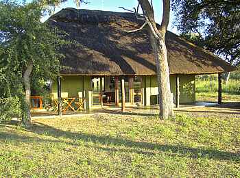 Bomani Tented Lodge: Familienbungalow von außen