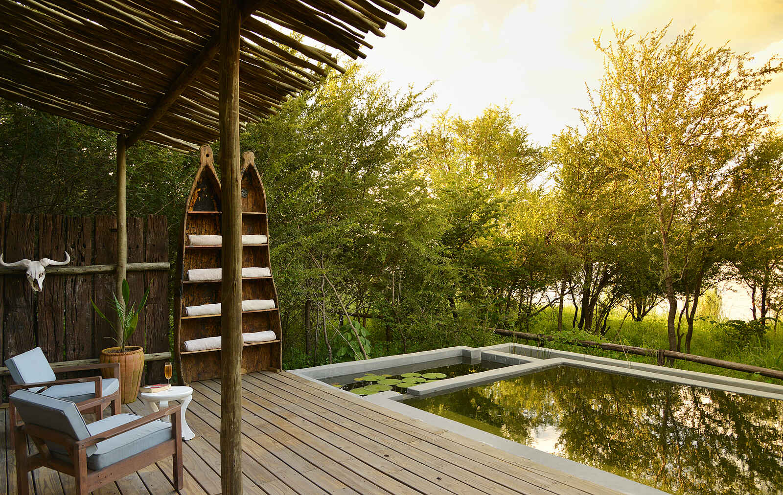Chobe Bakwena Lodge: Sonnendeck mit Pool Chobe Bakwena Lodge: Sonnendeck mit Pool