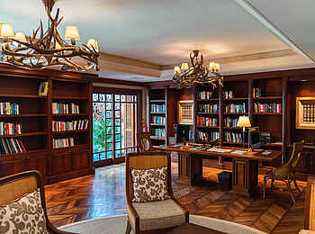 Constance Prince Maurice: In der Bibliothek