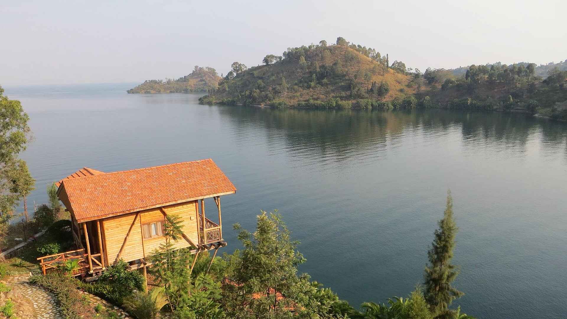 Cormoran Lodge: Gästechalet und See Cormoran Lodge: Gästechalet und See