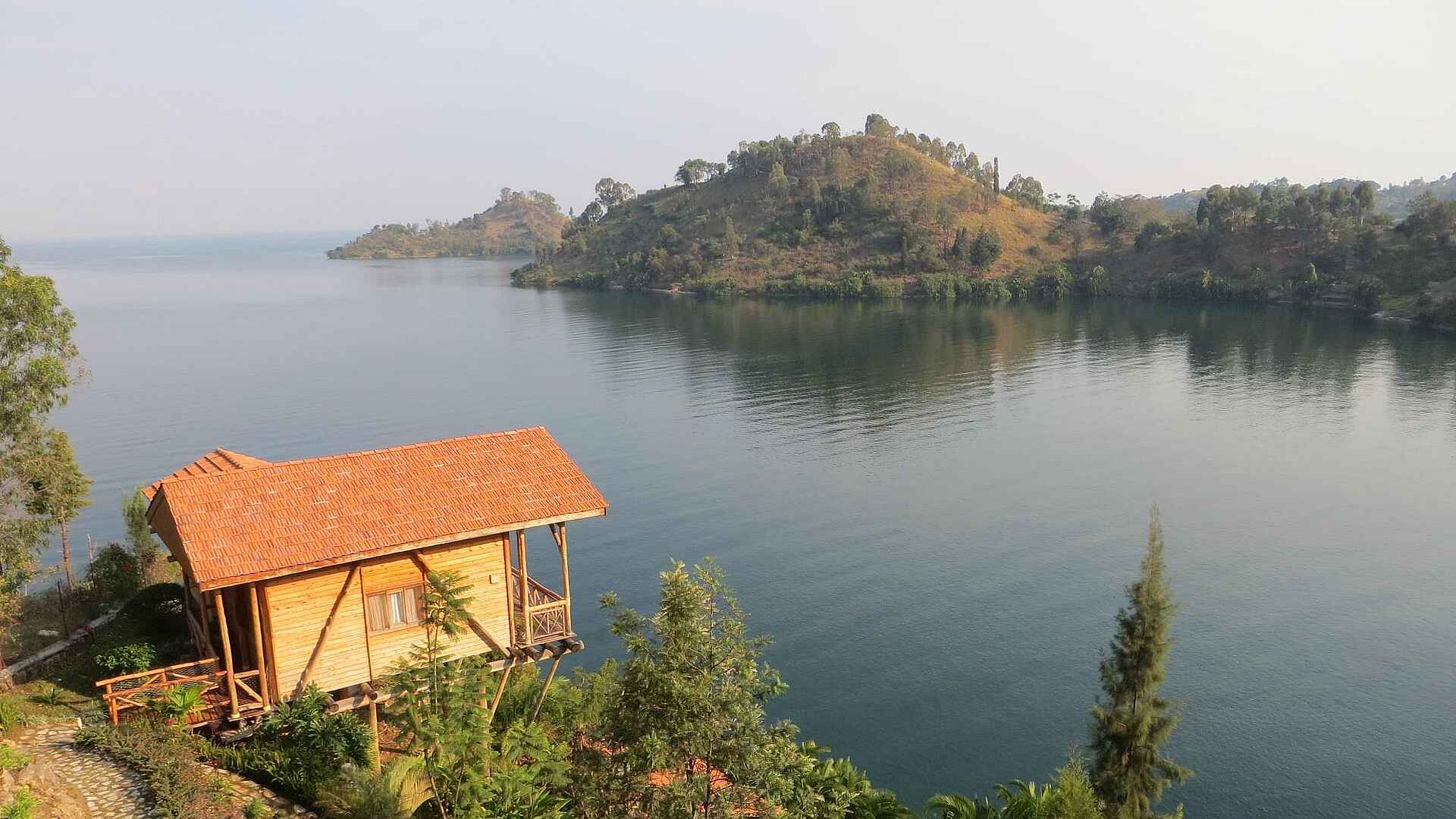 Cormoran Lodge: Gästechalet und See
