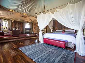 Duba Plains Camp: Gästezelt Blick hinein