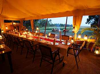 Elephant Pepper Camp: Gedeckte Tafel Elephant Pepper Camp: Gedeckte Tafel