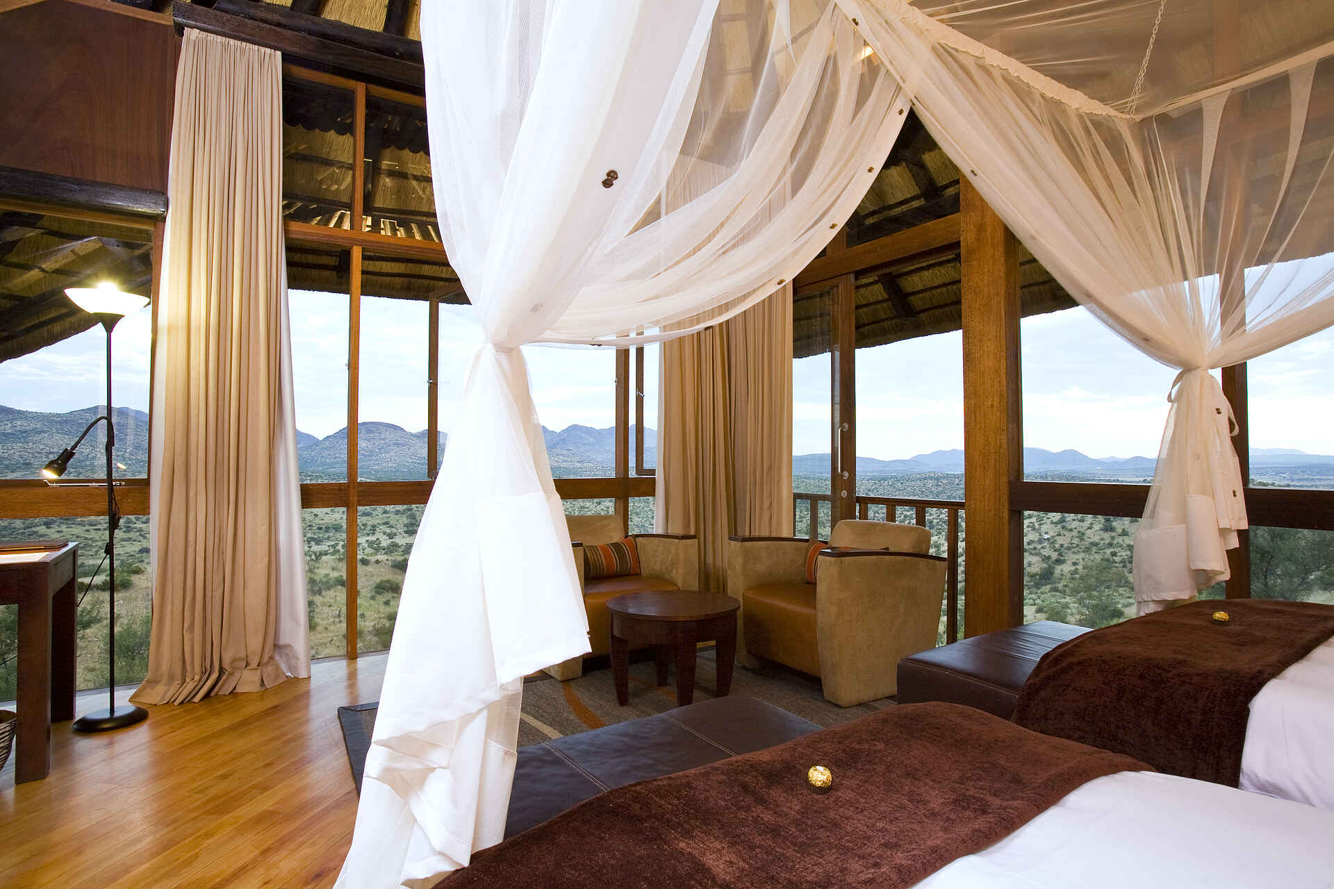 LODGE & WELLNESS, GocheGanas, GocheGanas Naturreservat, Namibia, Resort, Windhoek, Windhuk, Ambient, Bett, Betten, Chalet, Einrichtung, Elegant Chalet, Elegant Suite, Lodges, Schlafzimmer, Wellness, Afrikarma, Afrikarma Safaris, Afrikarma Safaris - Wildnis. Hautnah., Afrikarma.de