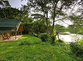 Ishasha Wilderness Camp: Veranda am Fluss Ishasha Wilderness Camp: Veranda am Fluss
