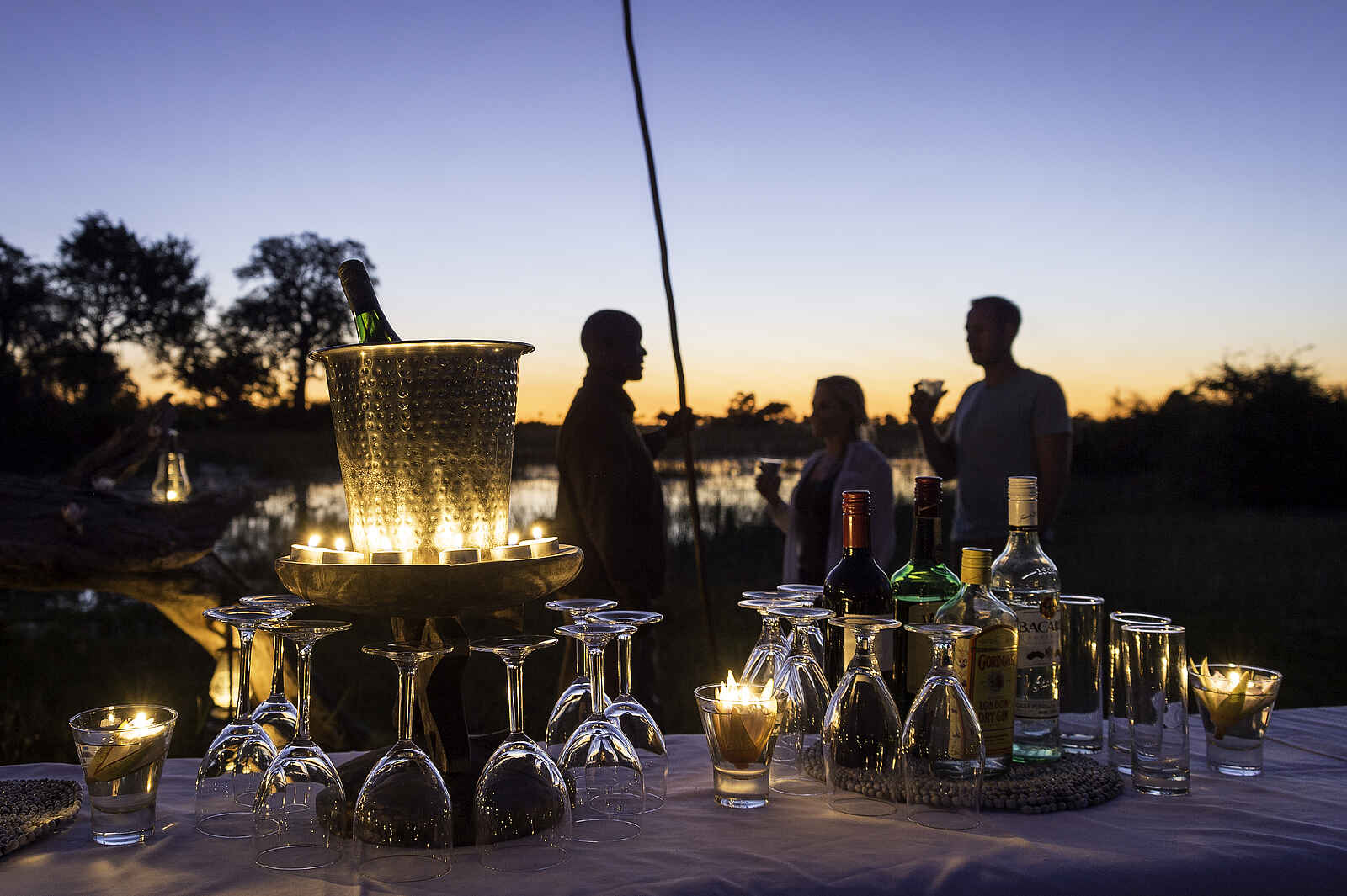 Jacana Camp: Drink bei Sonnenuntergang Jacana Camp: Drink bei Sonnenuntergang