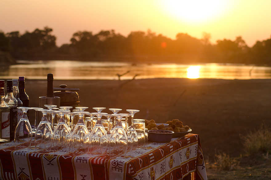 Kaingo Camp: Sundowner am Fluss Kaingo Camp: Sundowner am Fluss