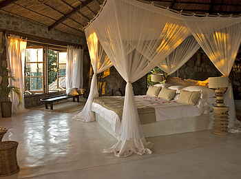 Kaya Mawa: Doppelbett im Mbamba-Premium-Chalet