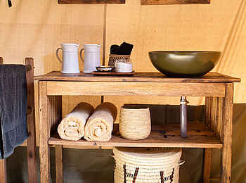 Kigelia Camp: Waschtisch mit Wasserkrügen Kigelia Camp: Waschtisch mit Wasserkrügen