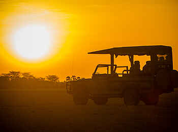 Little Chem Chem: Safarifahrzeug im Sonnenuntergang Little Chem Chem: Safarifahrzeug im Sonnenuntergang
