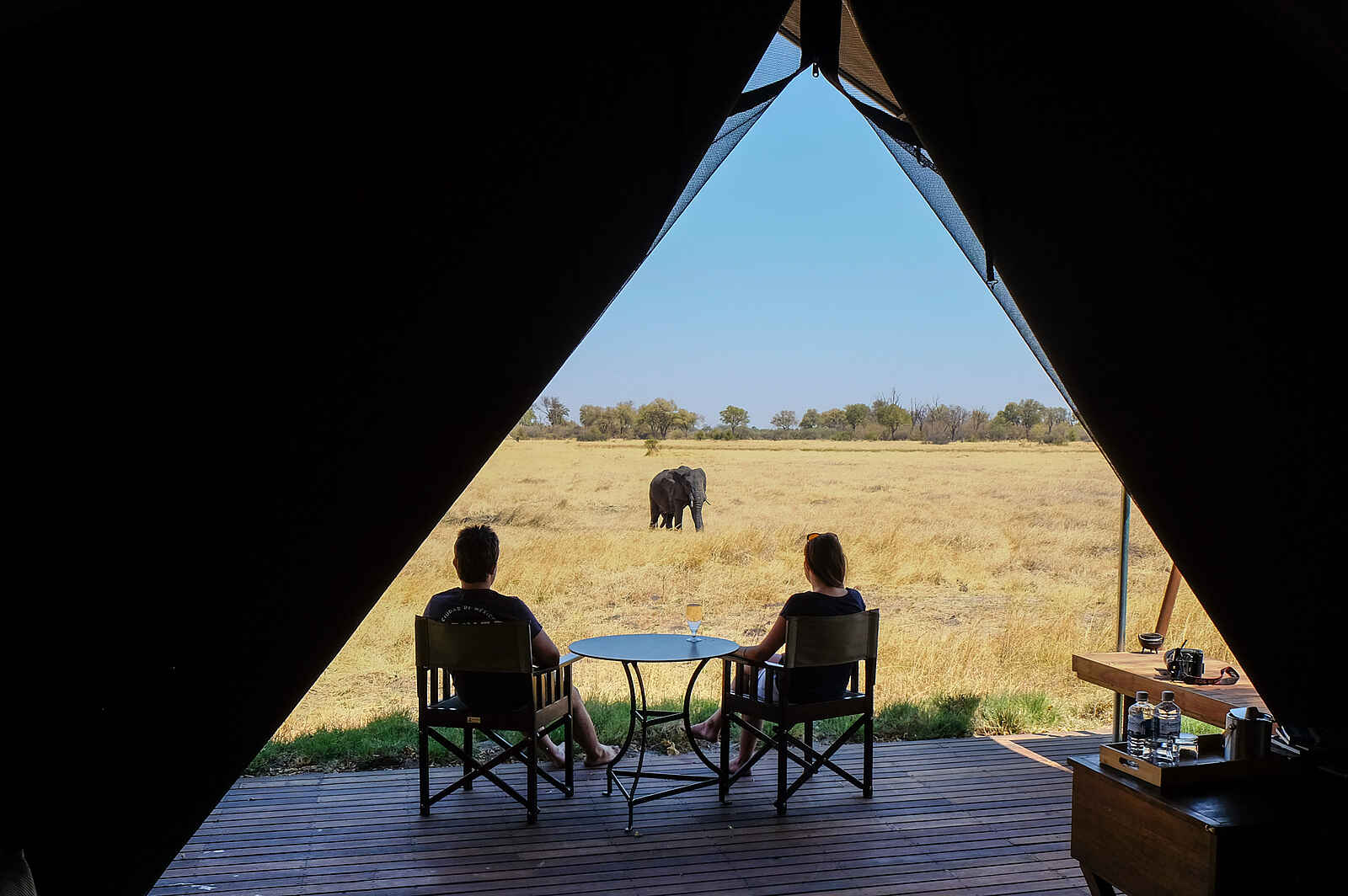 Little Machaba Camp: Blick aus einem Gästezelt über die private Terrasse auf das Okavango Delta Little Machaba Camp: Blick aus einem Gästezelt über die private Terrasse auf das Okavango Delta