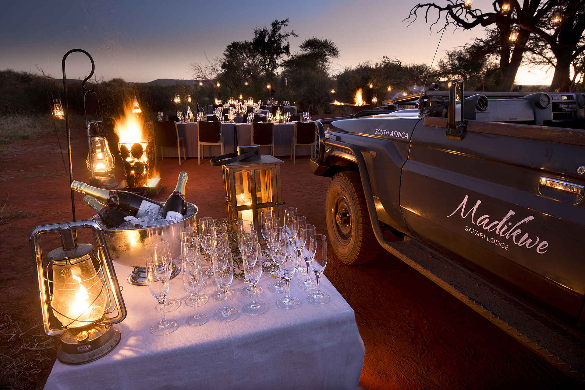 Madikwe Safari Lodge Lelapa: Kleine Bar im Freien big 5, madikwe game reserve, madikwe safari lodge lelapa, onelife more, südafrika, abend, bar, natur, afrikarma, afrikarma safaris, afrikarma safaris - wildnis. hautnah., afrikarma.de