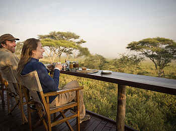 Oliver's Camp: Auf dem Frühstücksdeck Oliver's Camp: Auf dem Frühstücksdeck