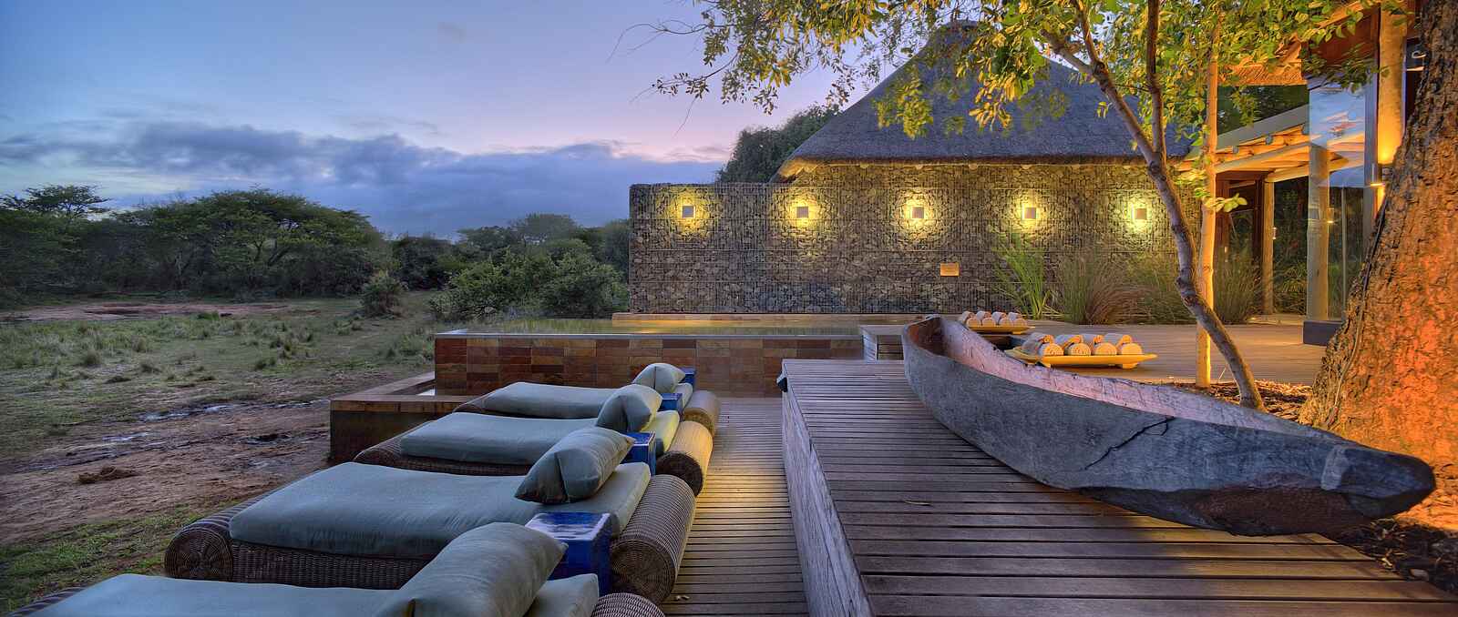 Phinda Homestead: Sonnendeck und Swimmingpool am Abend Phinda Homestead: Sonnendeck und Swimmingpool am Abend