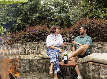 Sambora Kinigi Lodge: Wein am Feuer