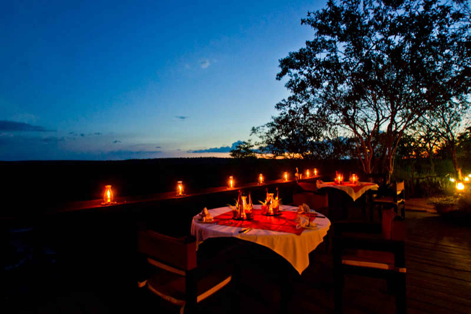 Taita Falcon Lodge: Abend auf dem Deck Taita Falcon Lodge: Abend auf dem Deck