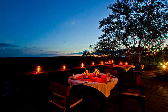 Taita Falcon Lodge: Abend auf dem Deck