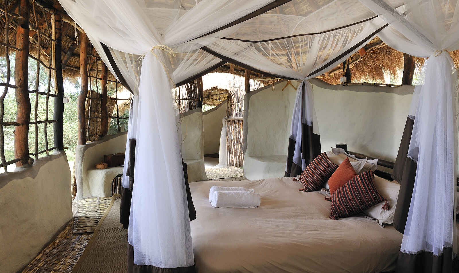 Tsika Island Canoeing Camp: Doppelbett mit Moskitonetz Tsika Island Canoeing Camp: Doppelbett mit Moskitonetz