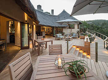 Inzolo Exclusive Game Lodge: Große schöne Terrasse