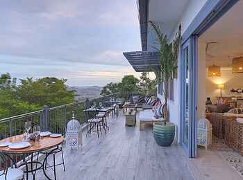 Latitude 0: The Upside Balkon und Lounge Latitude 0: The Upside Balkon und Lounge