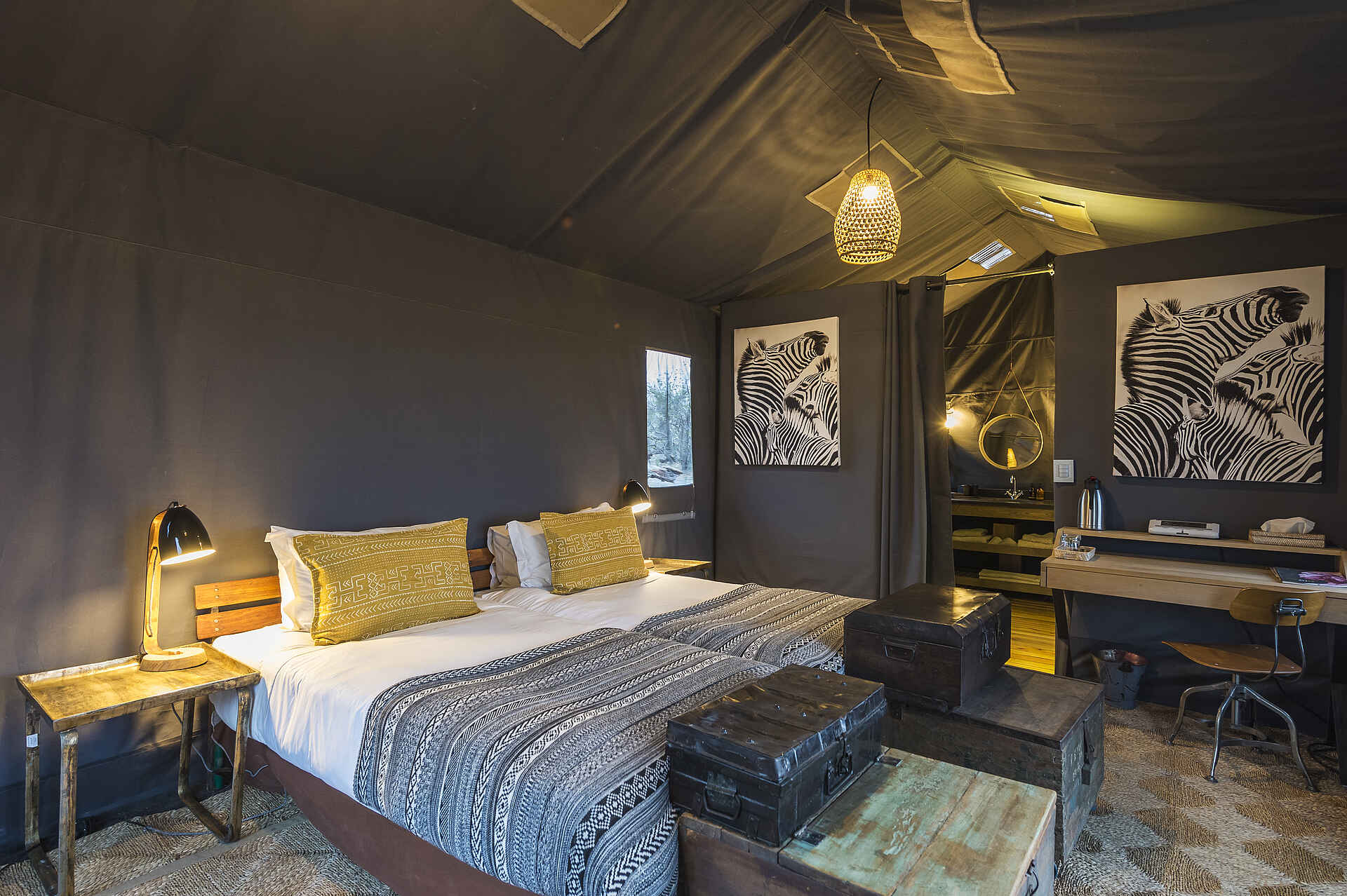 Linyanti Tented Camp, Linyanti-Konzession, Linyanti-Sümpfe, Wilderness Safaris, Doppelbett, Gästezelt, Adventure Camp